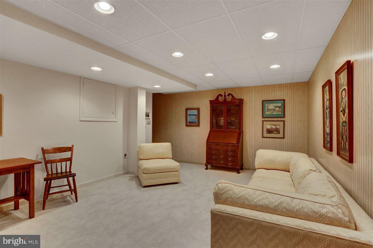 WALNUT COURT - Residential