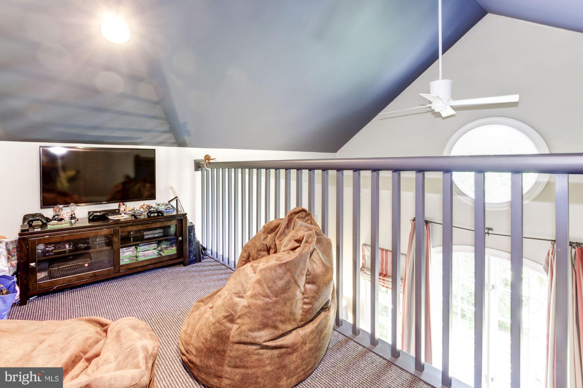 BURNING TREE VIEW - Residential