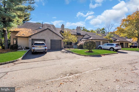 Photo of 23 Ashford Drive, PLAINSBORO, NJ 08536 (MLS # NJMX2013566)