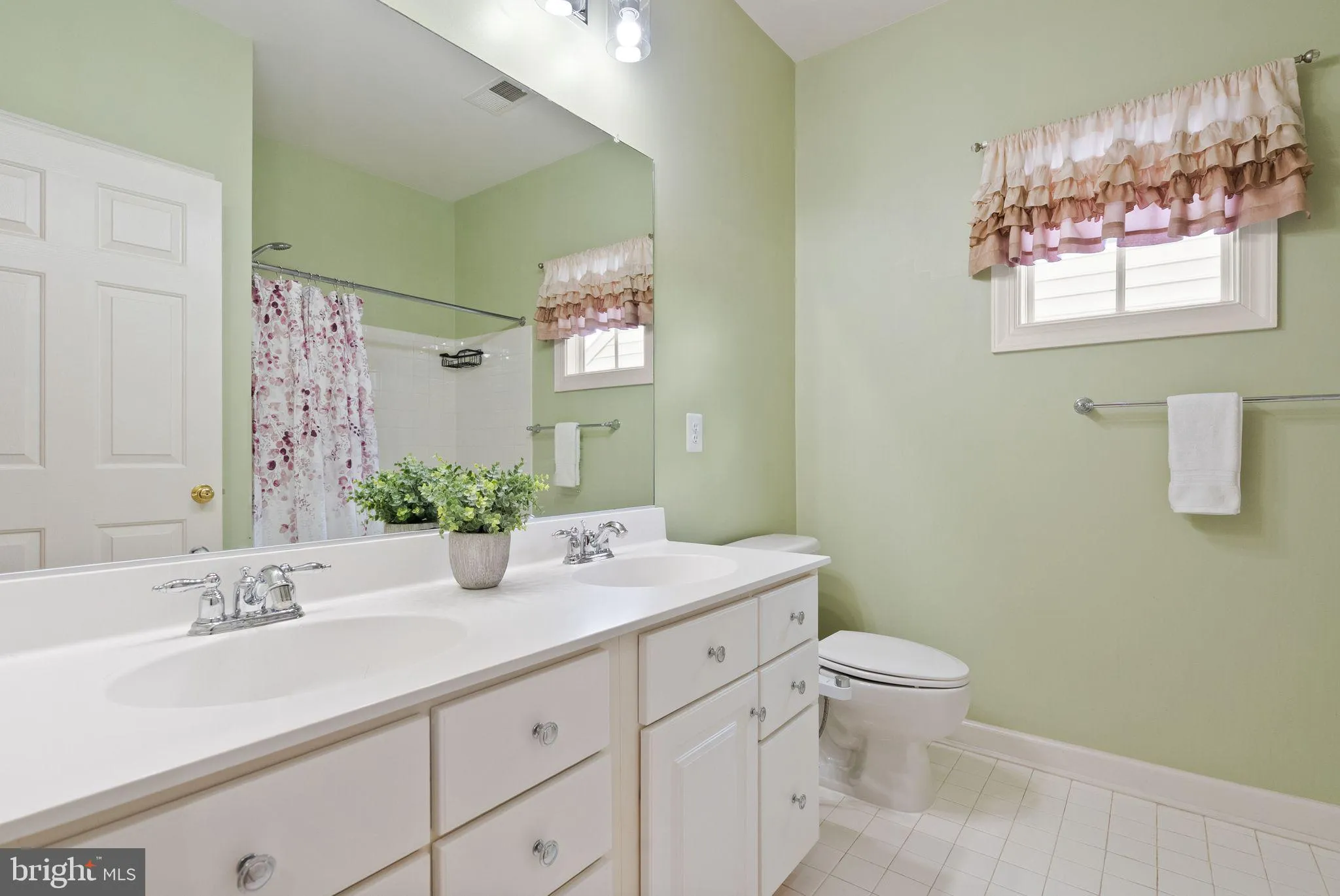 Gainesville, Virginia 20155, United States, 4 Bedrooms Bedrooms, ,5 BathroomsBathrooms,Residential,Active,109098