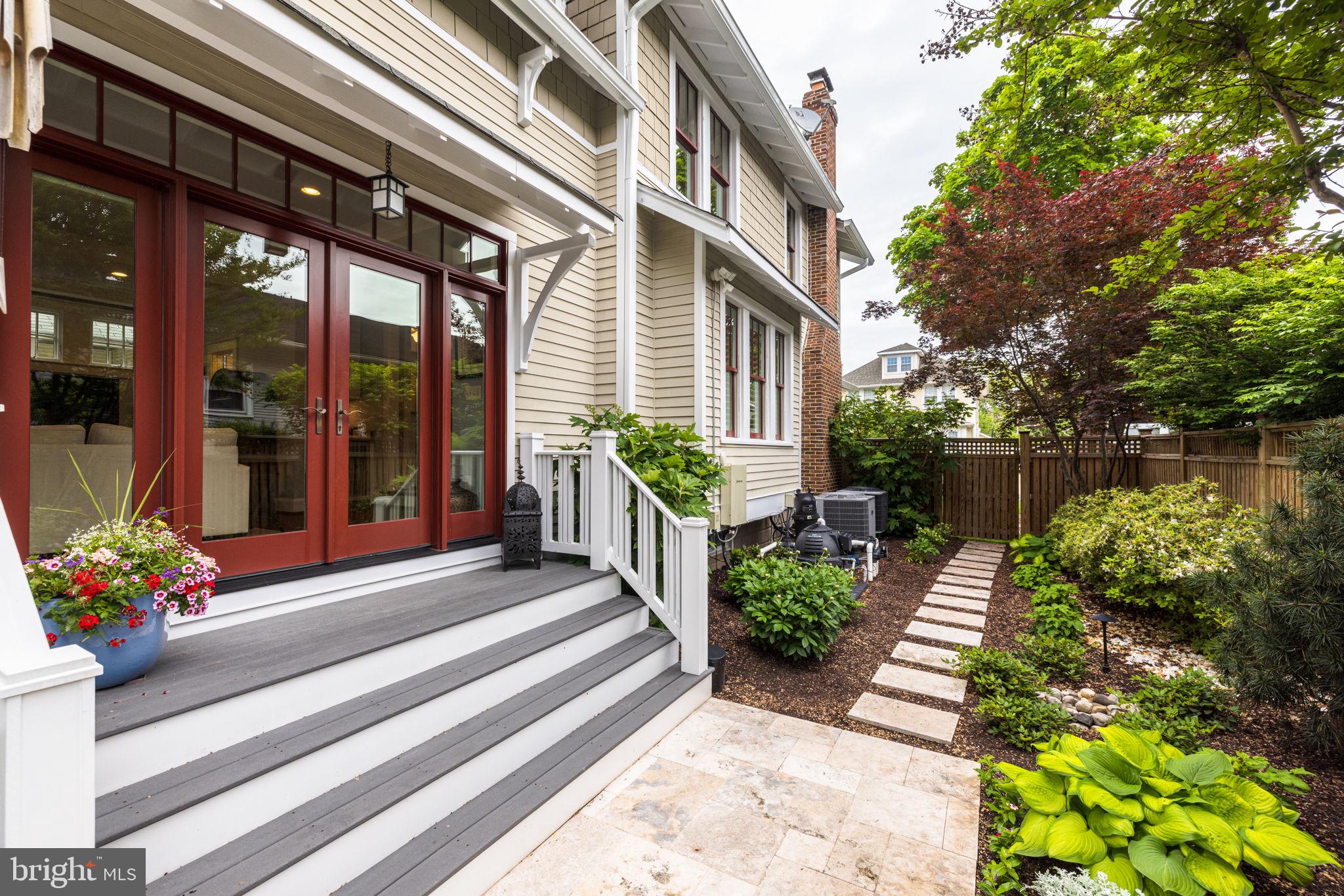 LYON VILLAGE - Residential