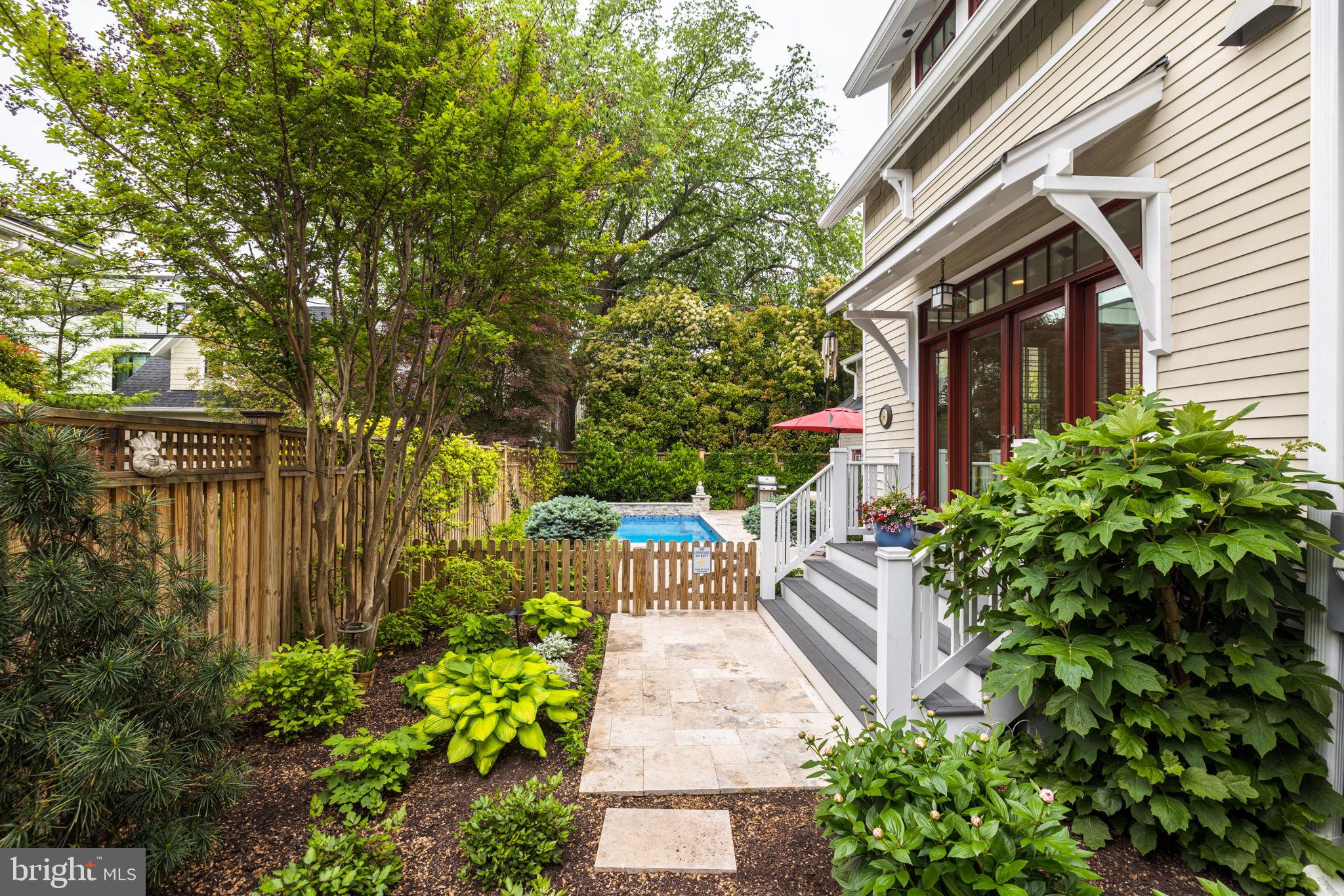 LYON VILLAGE - Residential