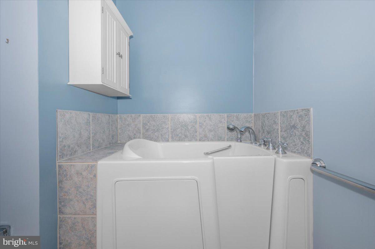 SUMMERLAND MANOR - Residential