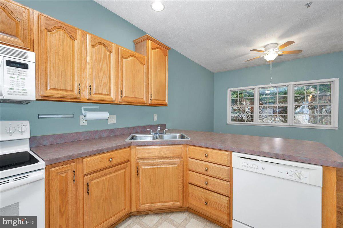 SUMMERLAND MANOR - Residential