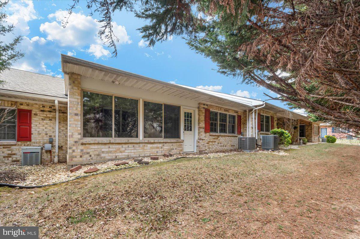 SUMMERLAND MANOR - Residential