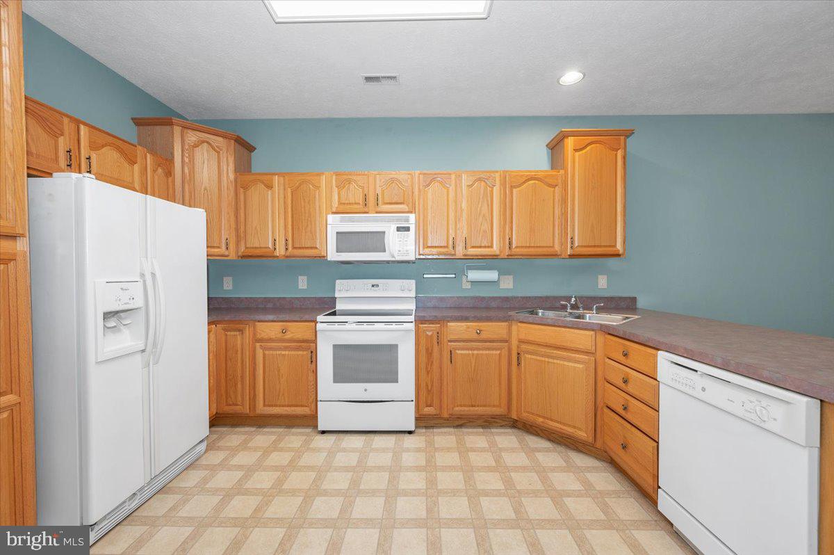 SUMMERLAND MANOR - Residential