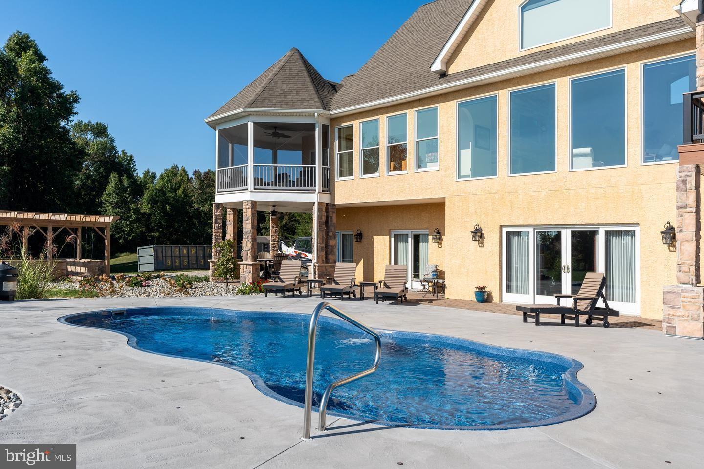 SUNSET POINTE - Residential