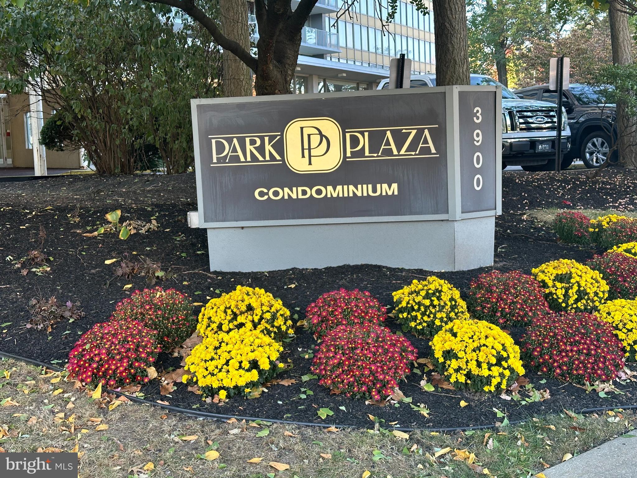 Spacious one bedroom one bathroom with extra large balcony and east facing view for sale in Park Plaza Condominium. Building comes with many amenities including off street parking and 24 hour concierge covered indoor pool as well as an outdoor pool, gym and outside recreation area. Building is pet friendly. . Bring your own dreams and ideas of living in this cozy section of the city. Please to area shopping and public transportation.