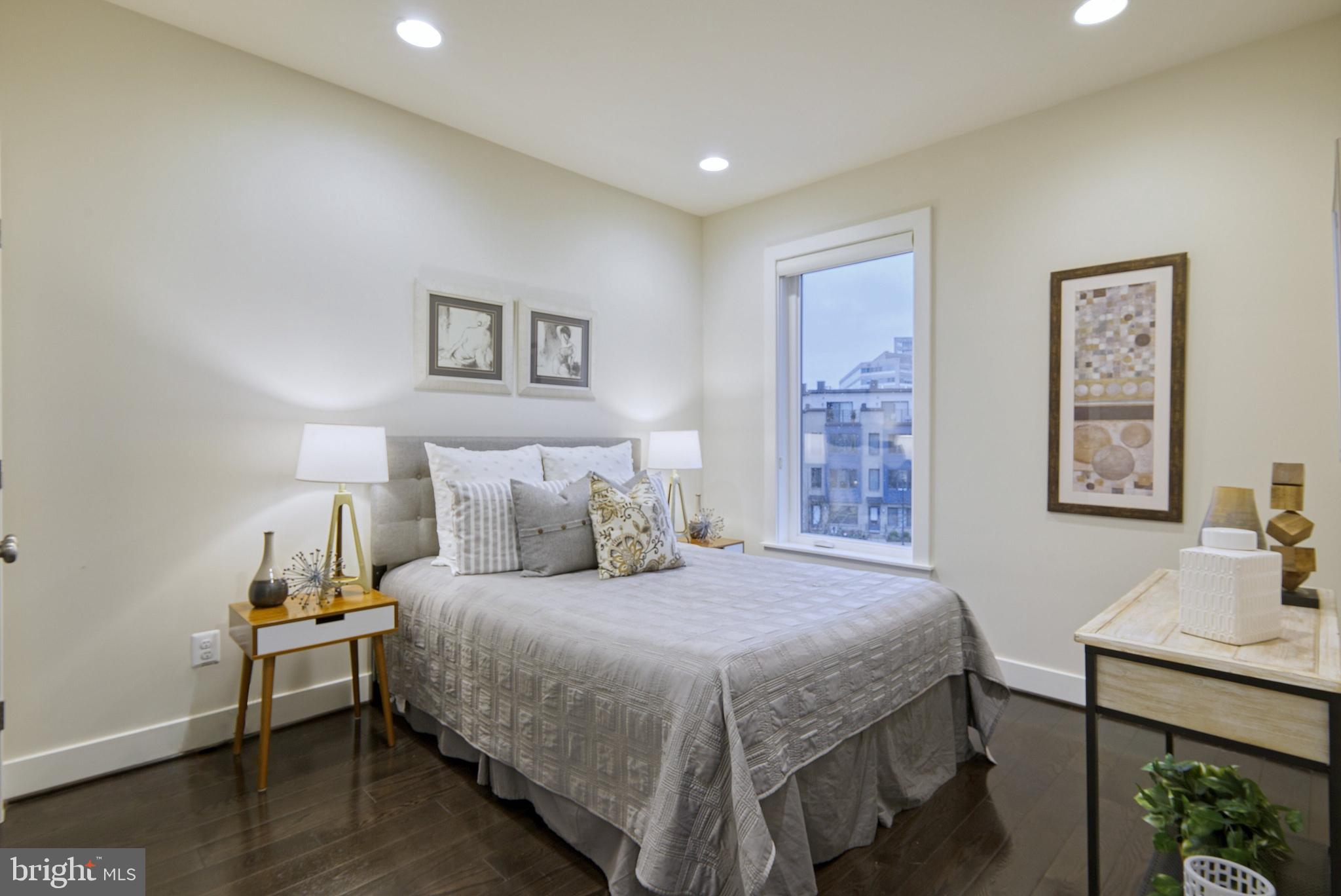 MONTGOMERY ROW - Residential