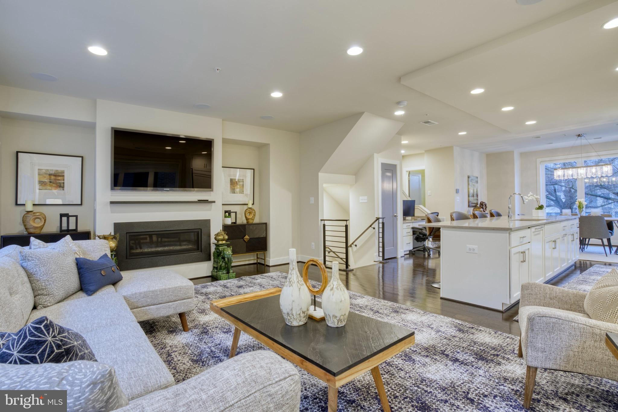 MONTGOMERY ROW - Residential