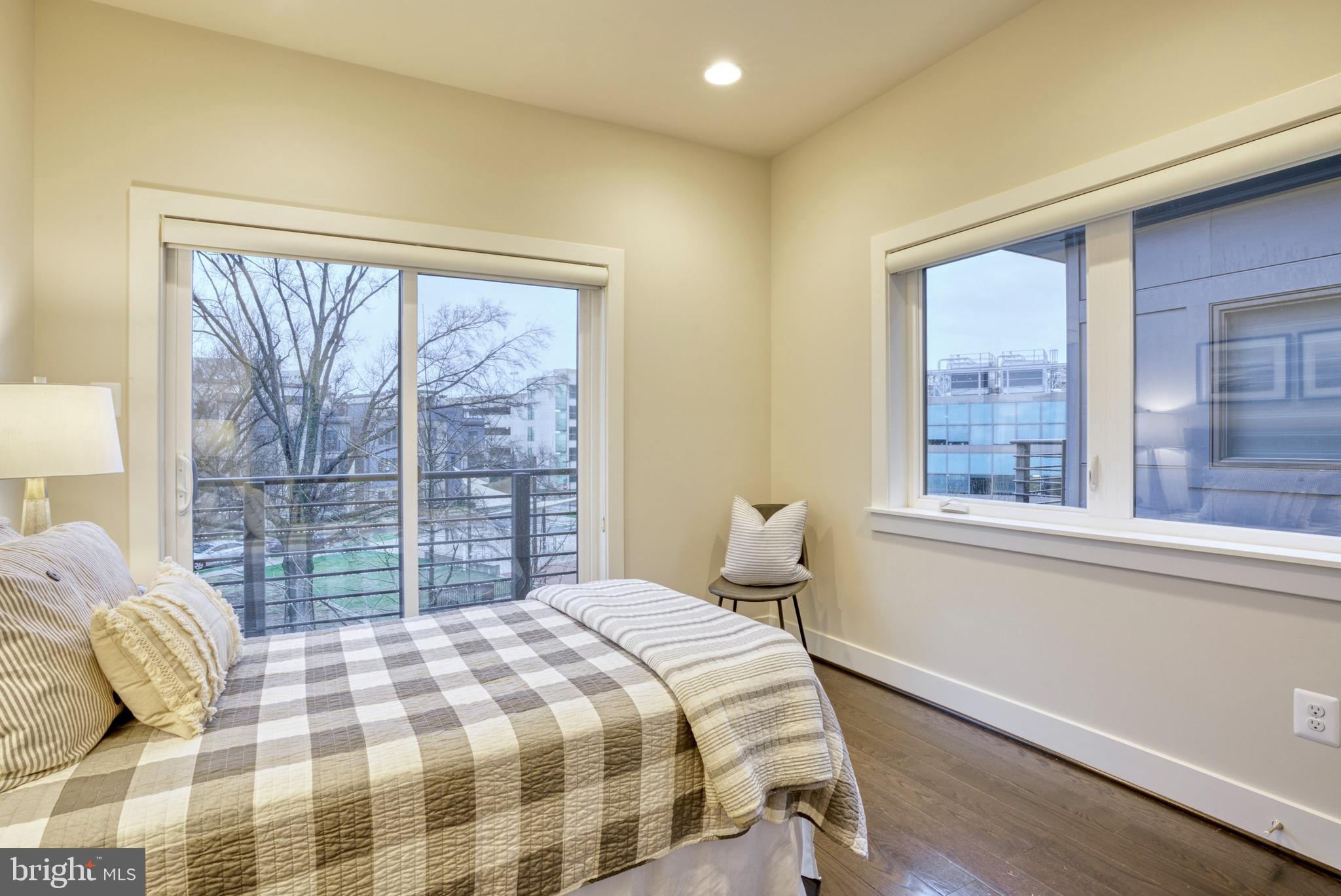 MONTGOMERY ROW - Residential