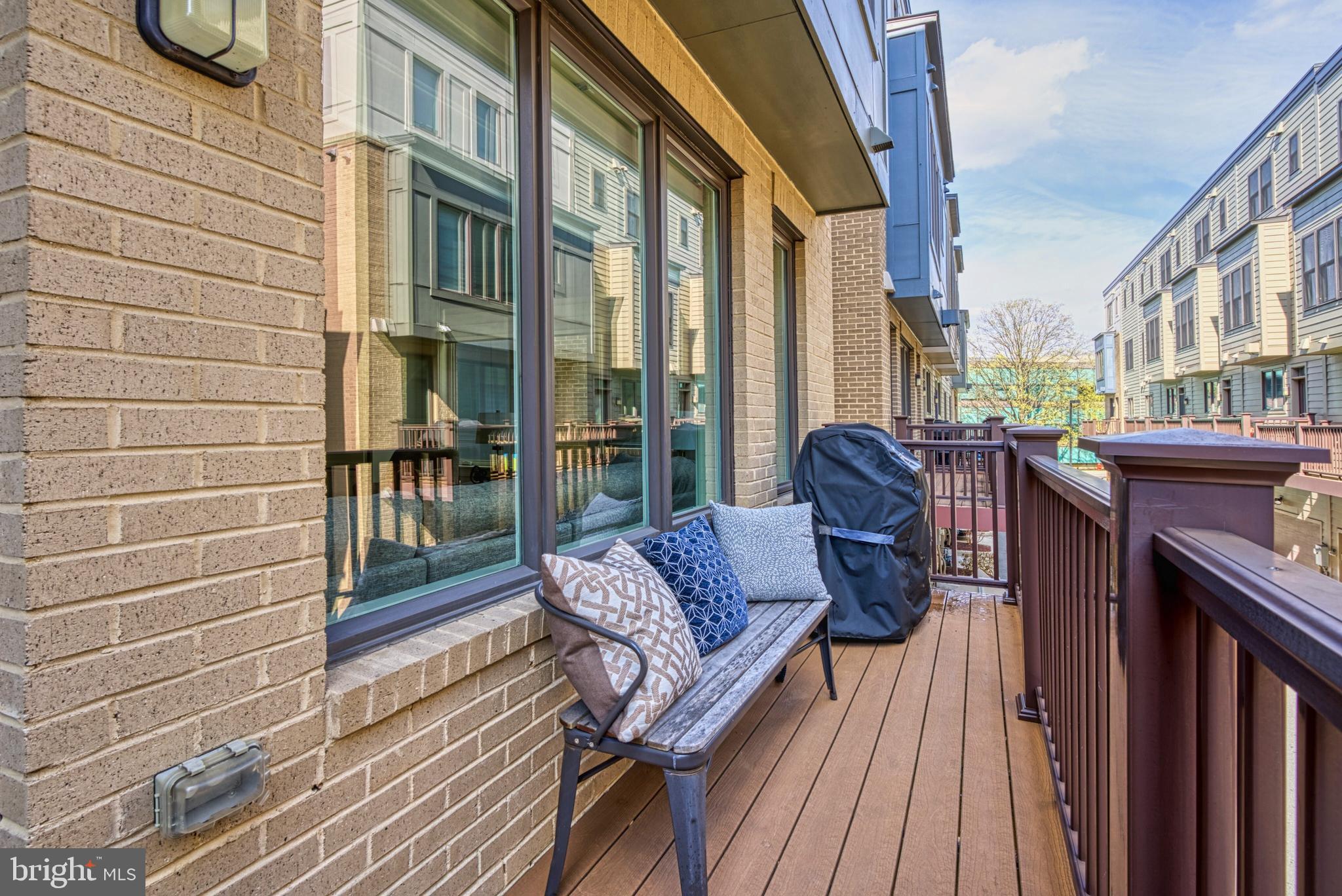 MONTGOMERY ROW - Residential