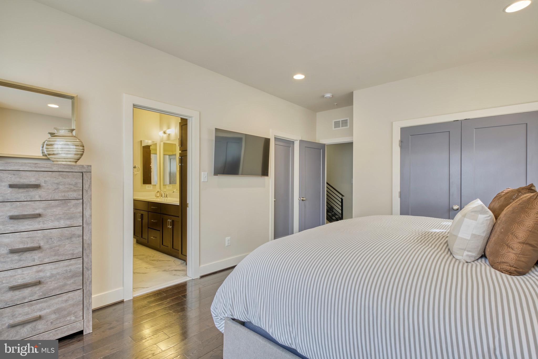 MONTGOMERY ROW - Residential