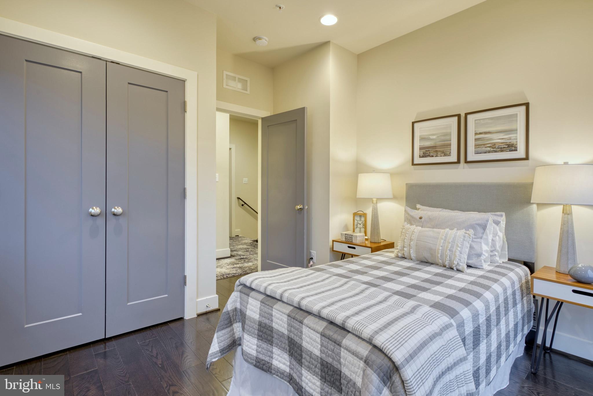 MONTGOMERY ROW - Residential