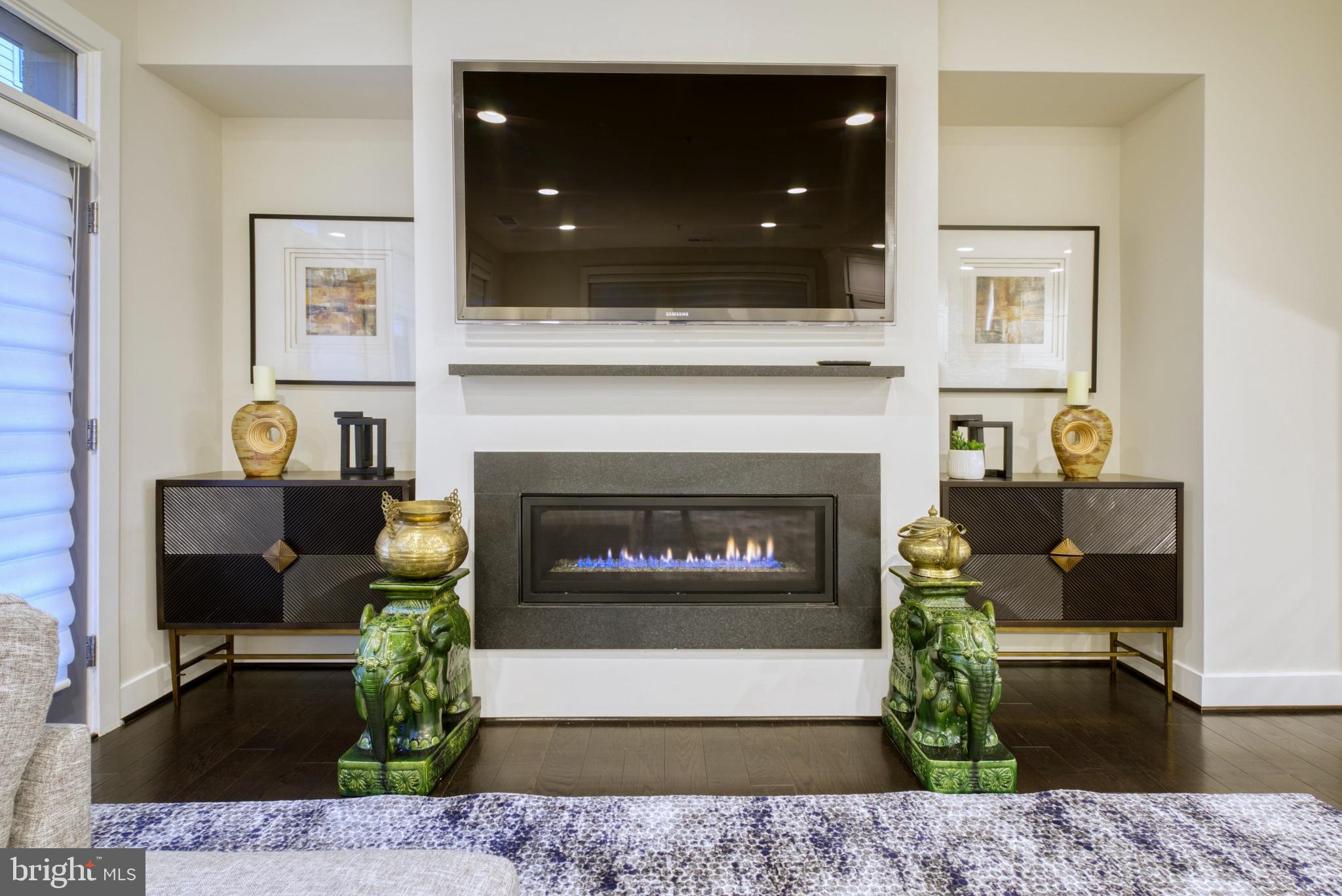 MONTGOMERY ROW - Residential