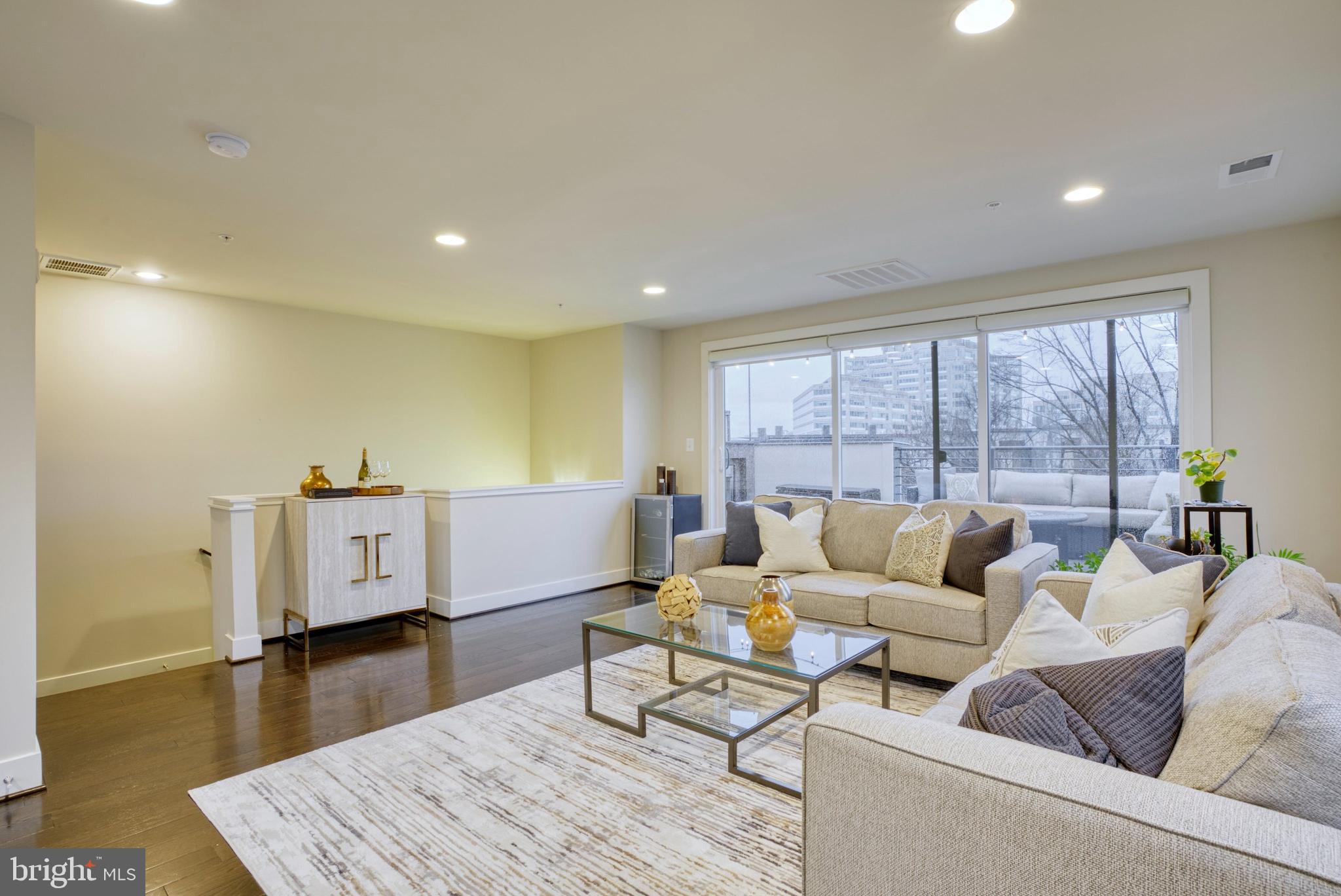 MONTGOMERY ROW - Residential