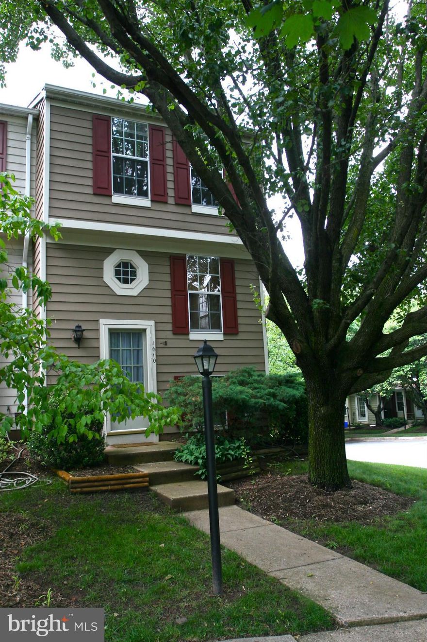 This beautiful, 3 level end unit townhouse is well kept and move-in ready. A total of 1,133 finished square feet includes a basement den area with a full bath and fireplace. Living room and kitchen feature wood floors and granite counters.  Fully fenced backyard patio area great for entertaining! Close to restaurants, shops and the popular Reston Town Center.