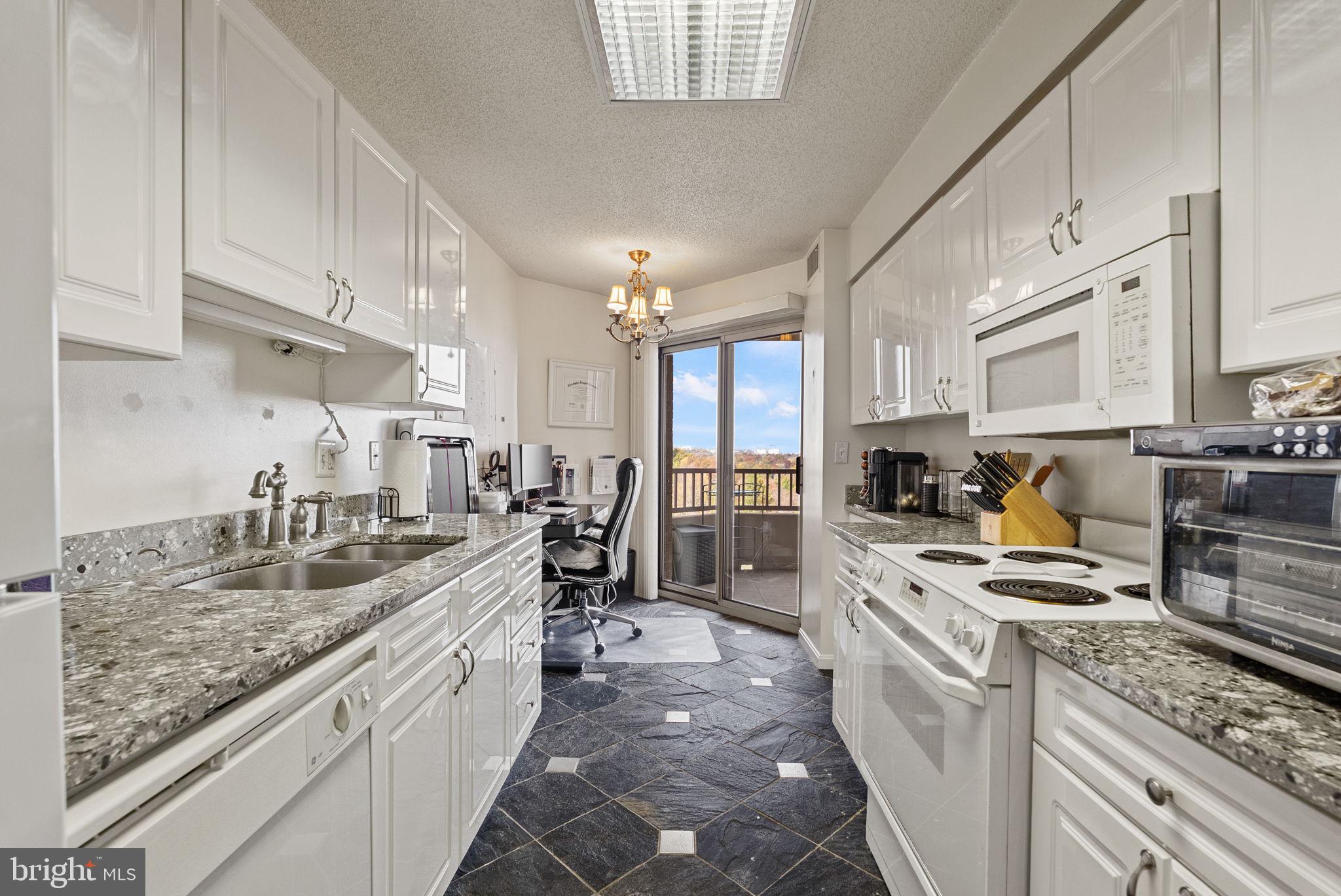 CARLYLE TOWERS - Residential