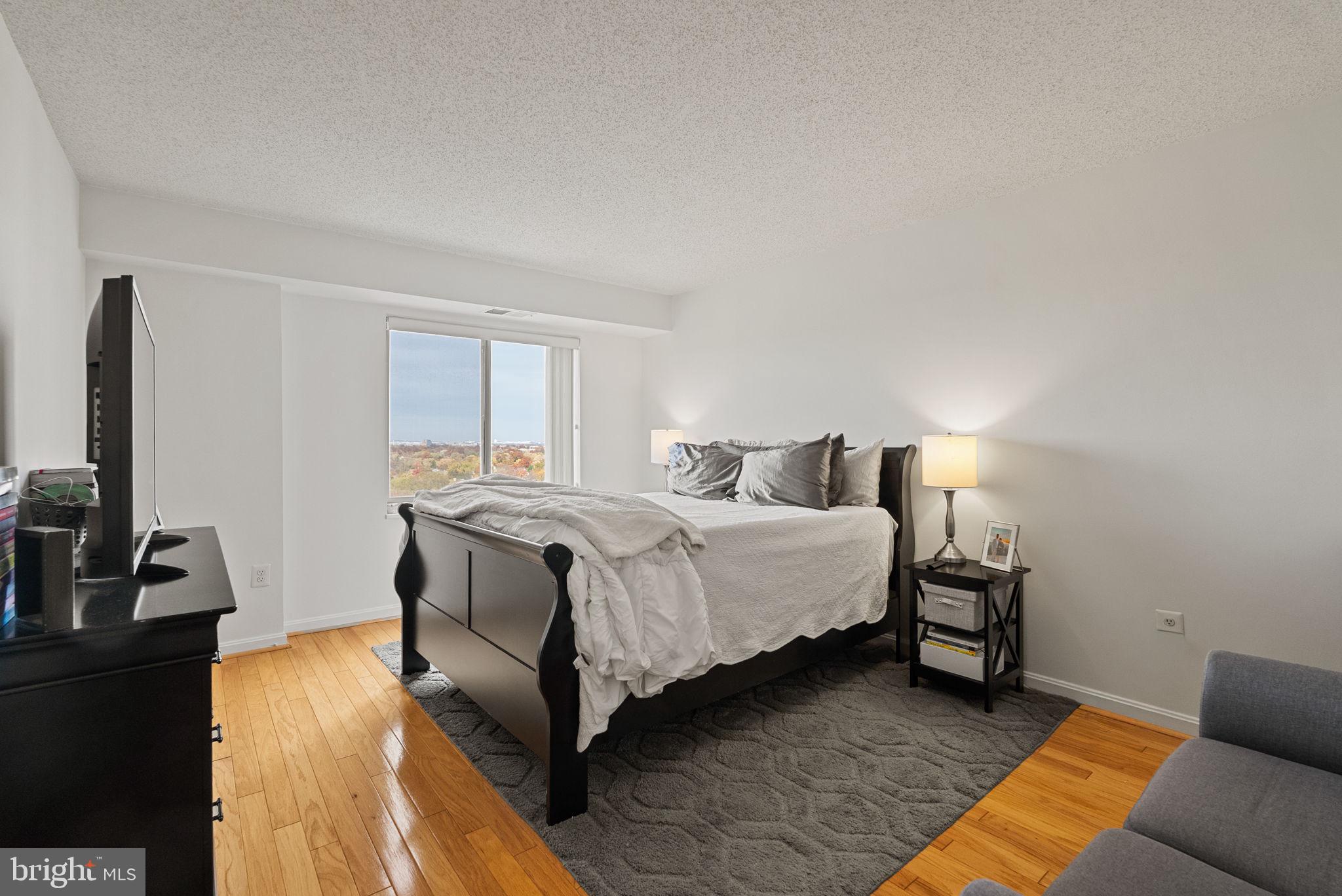 CARLYLE TOWERS - Residential