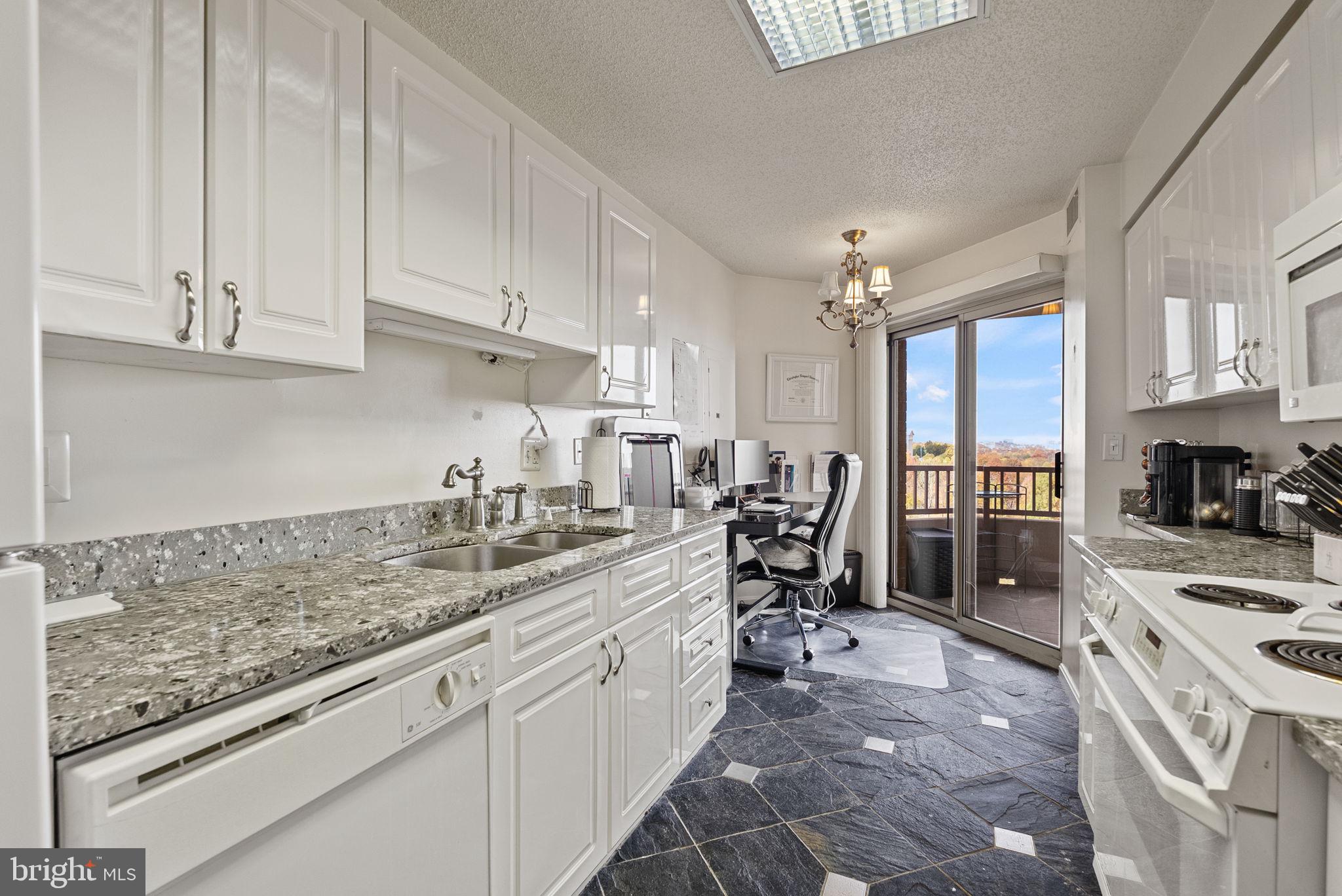 CARLYLE TOWERS - Residential