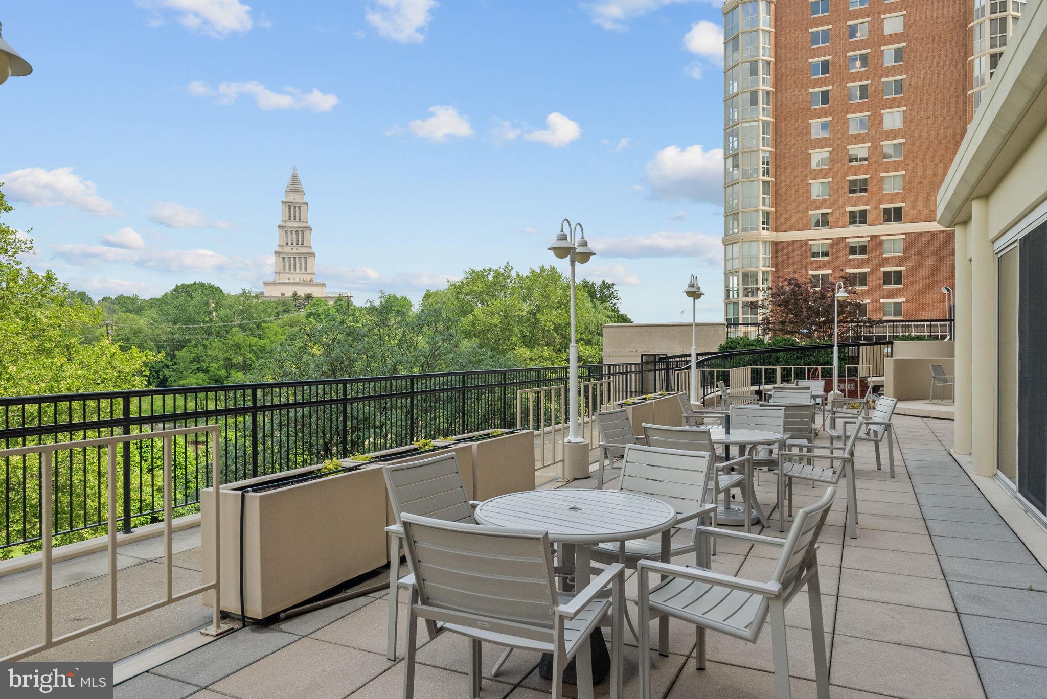 CARLYLE TOWERS - Residential