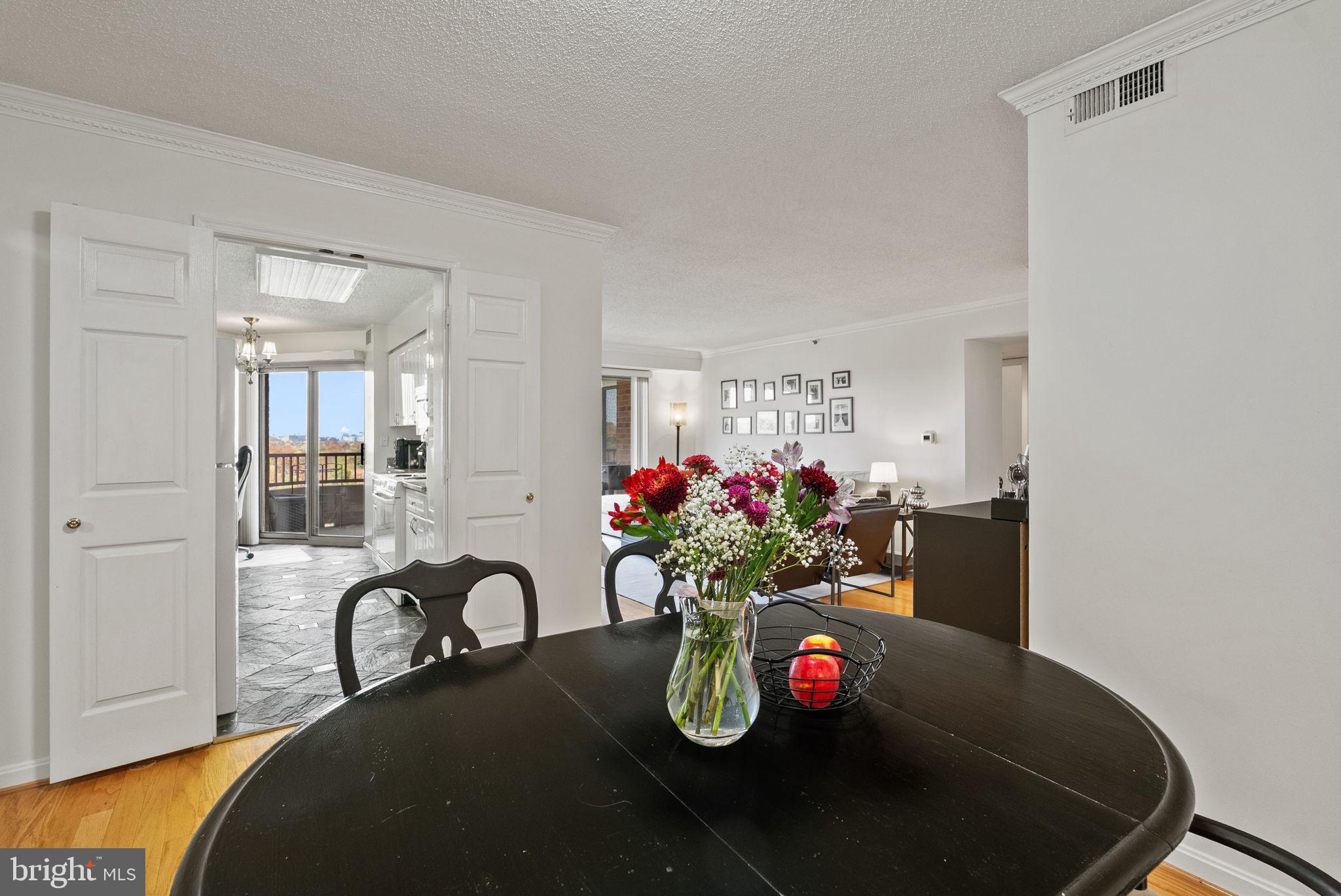 CARLYLE TOWERS - Residential