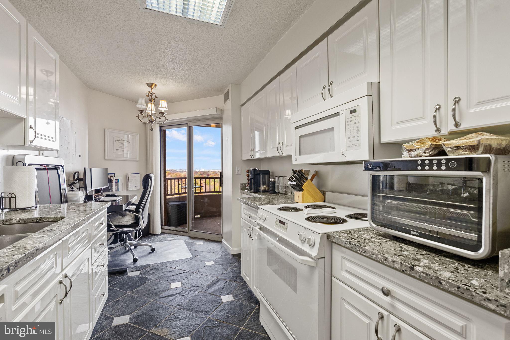 CARLYLE TOWERS - Residential