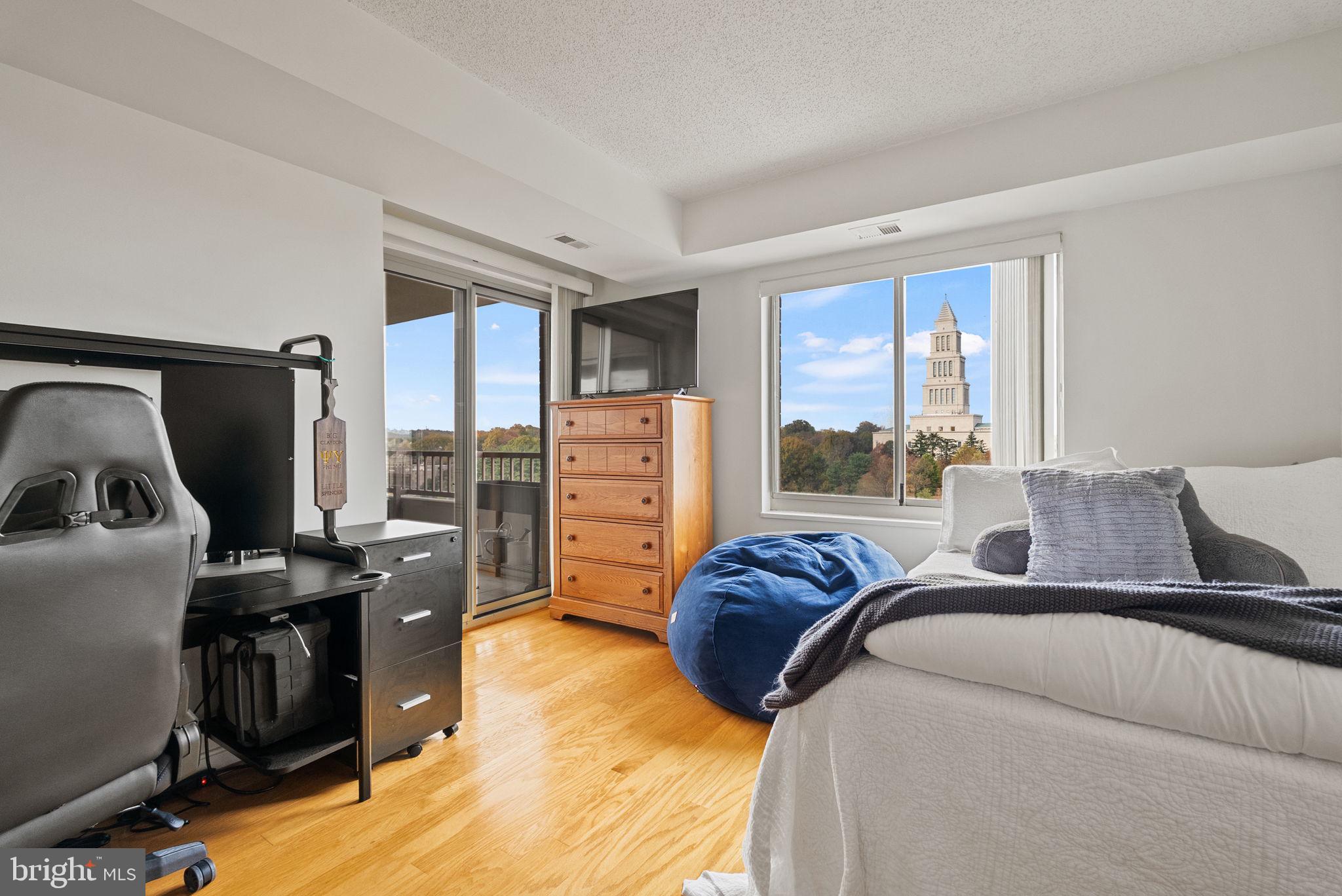 CARLYLE TOWERS - Residential