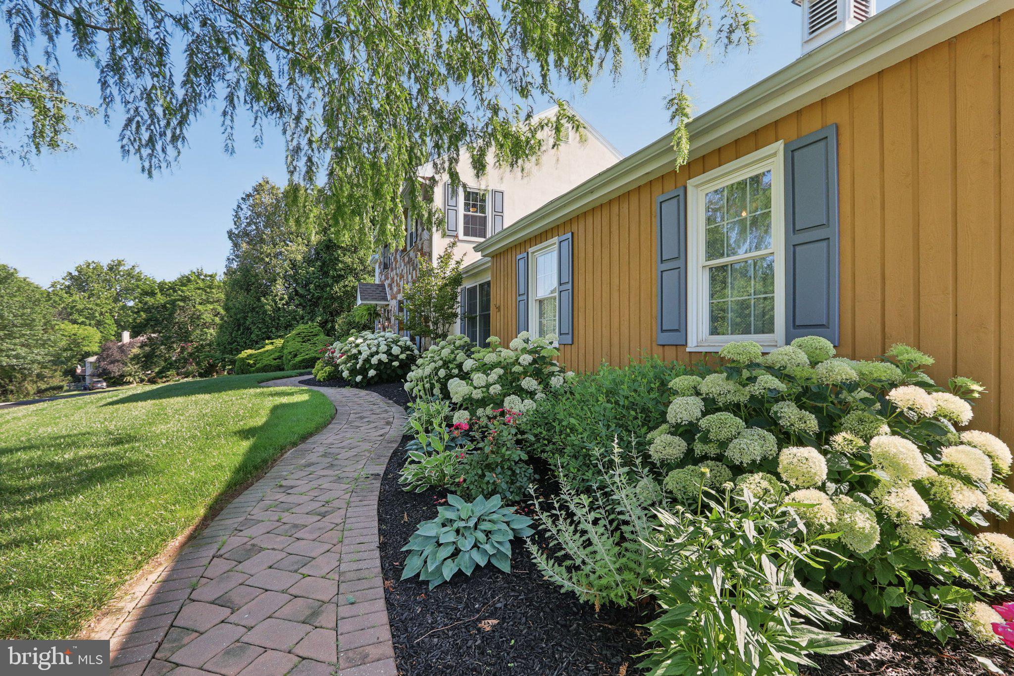 1118 DORSET DRIVE