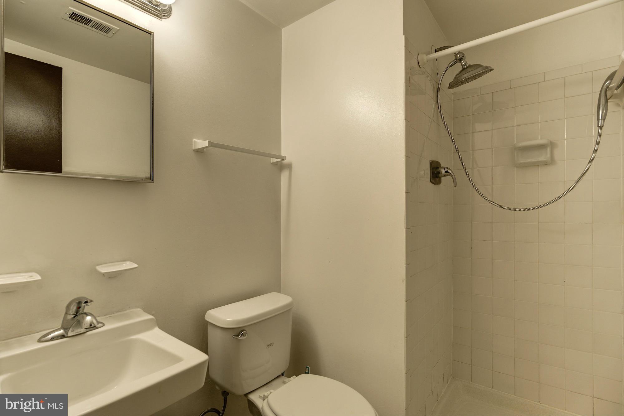 AMERICANA FAIRFAX - Residential Lease