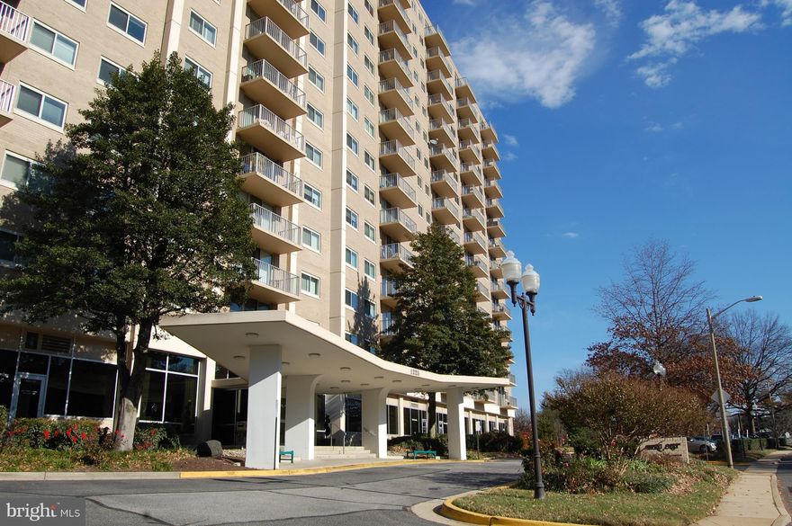 RECENTLY REMODELED!  Brand new flooring throughout, updated kitchen and plenty of natural light. Not to mention the breathtaking view from your private balcony. Unobstructed views are rare to come across! Huge kitchen with pantry closet and additional storage shelves. Even more storage with two walk-in closets! All utilities & parking included. Building amenities include concierge, fitness center, tennis courts, sauna, outdoor grilling area & grand pool. Take advantage of the retail center  & contemporary style of the lobby. Close to Shirlington Village, Potomac Yards, Crystal City & more!