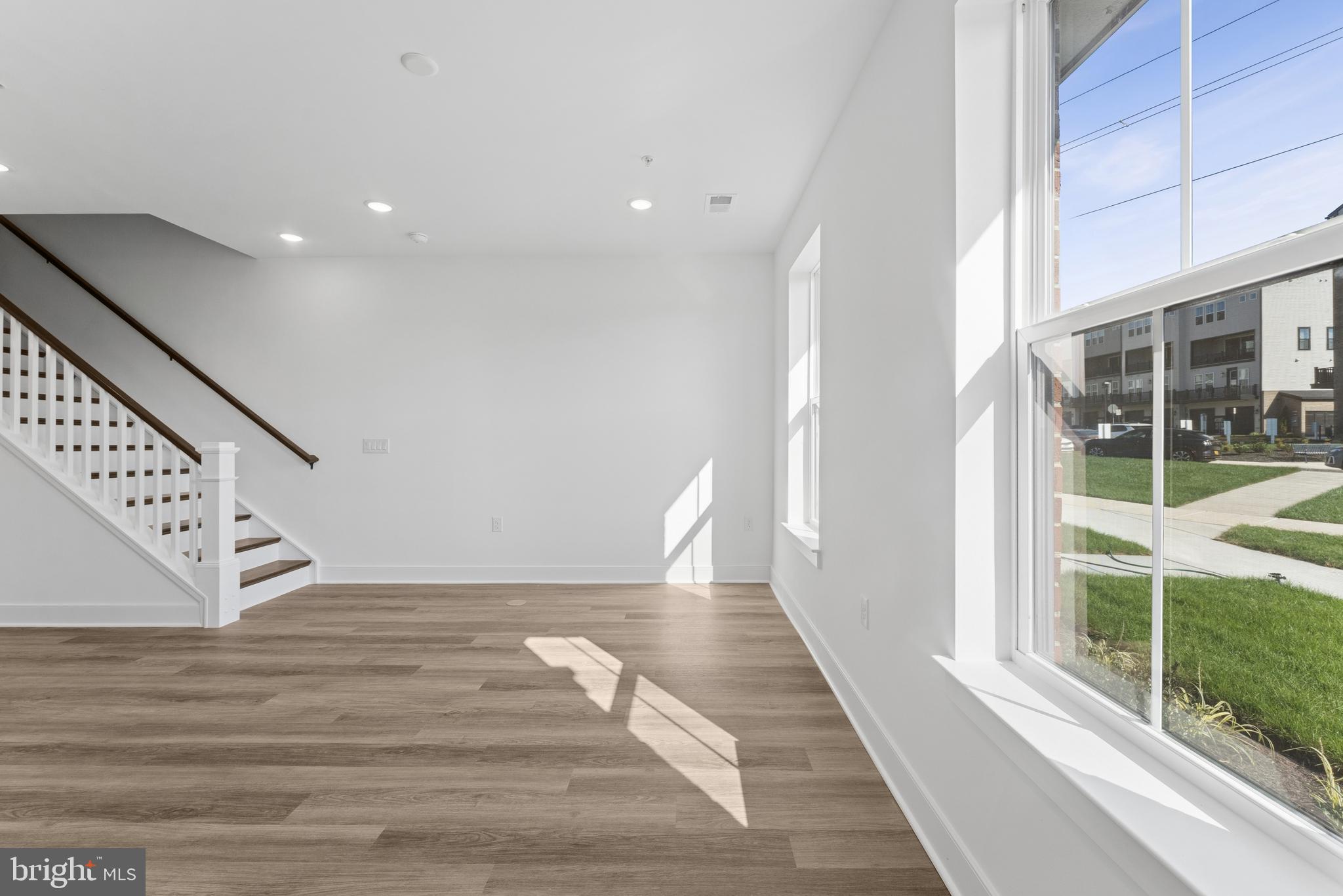 4855 BAUHAUS SQUARE