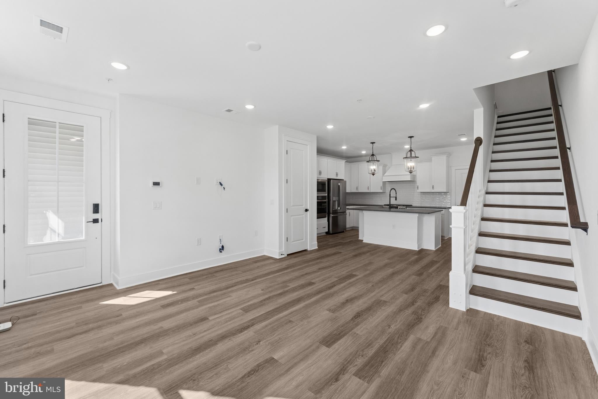 4855 BAUHAUS SQUARE