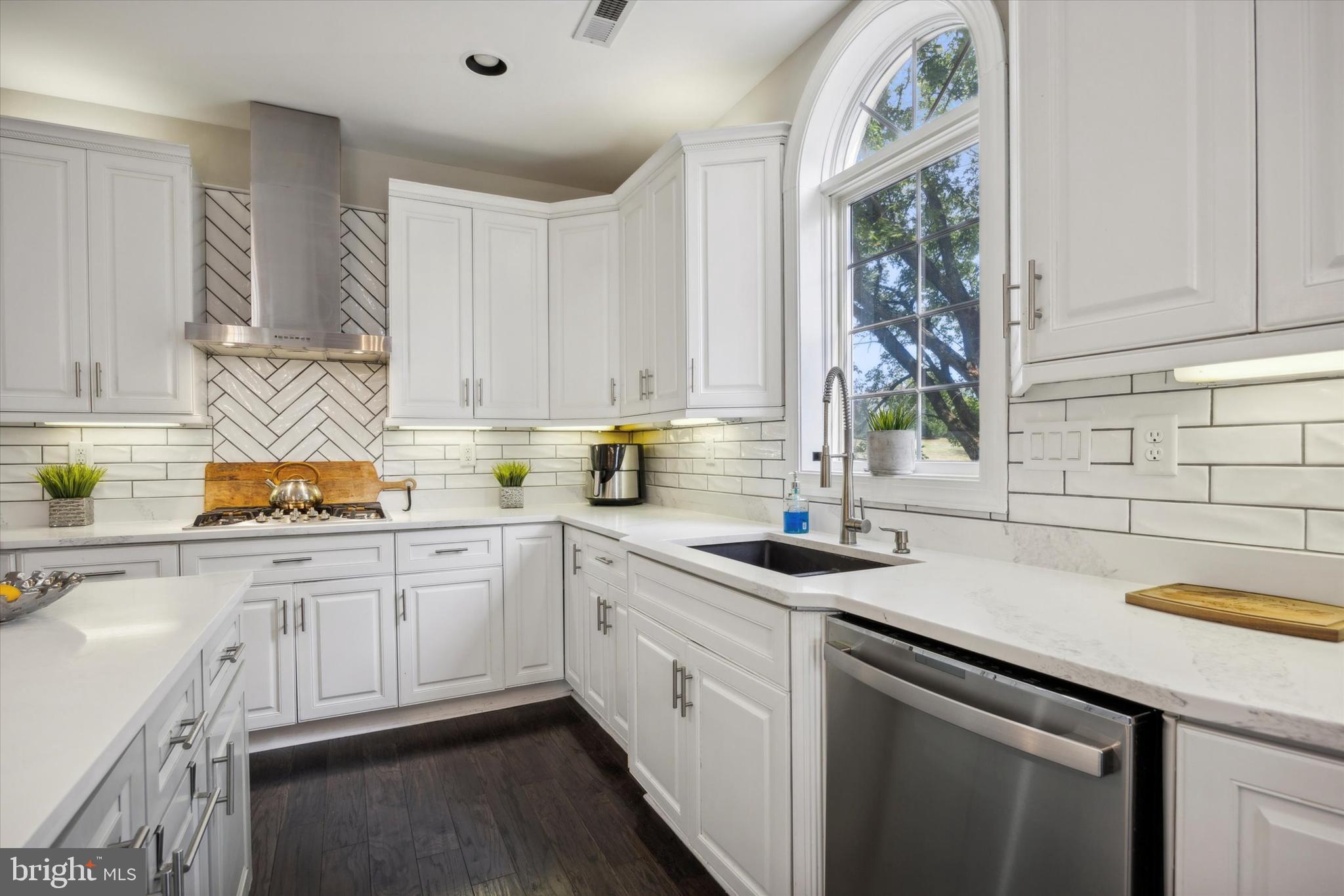 ESTSATFARAWAYFARMS - Residential