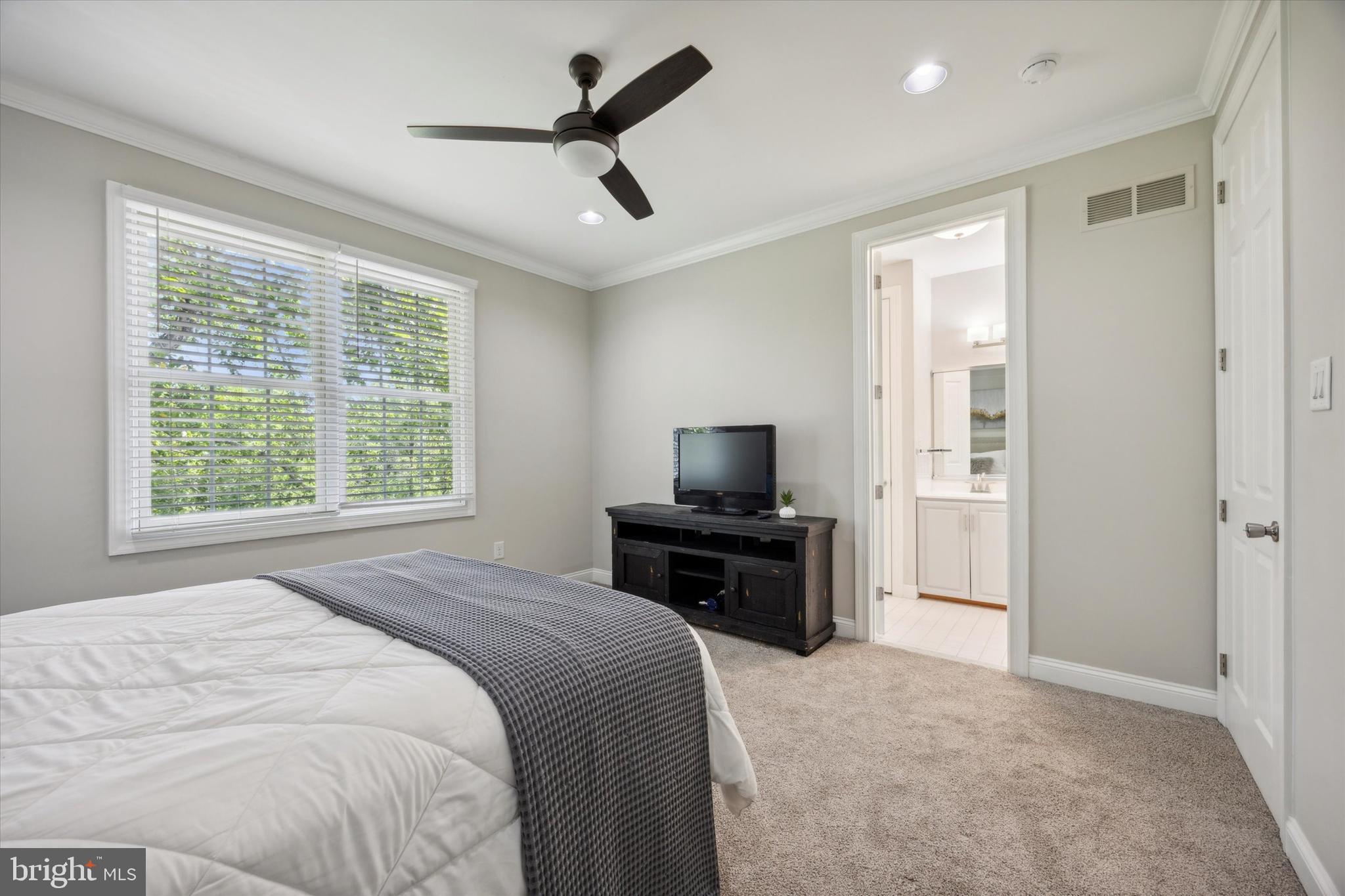 ESTSATFARAWAYFARMS - Residential