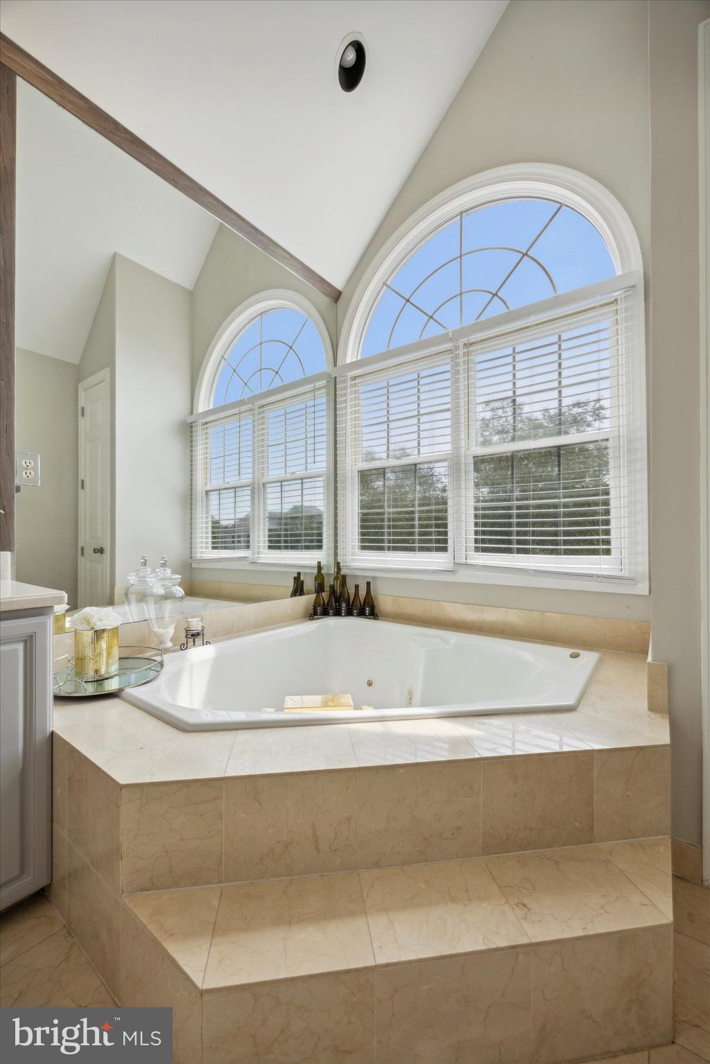 ESTSATFARAWAYFARMS - Residential