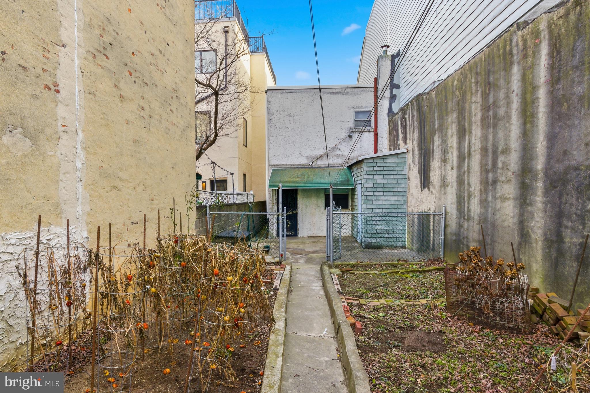 QUEEN VILLAGE - Residential