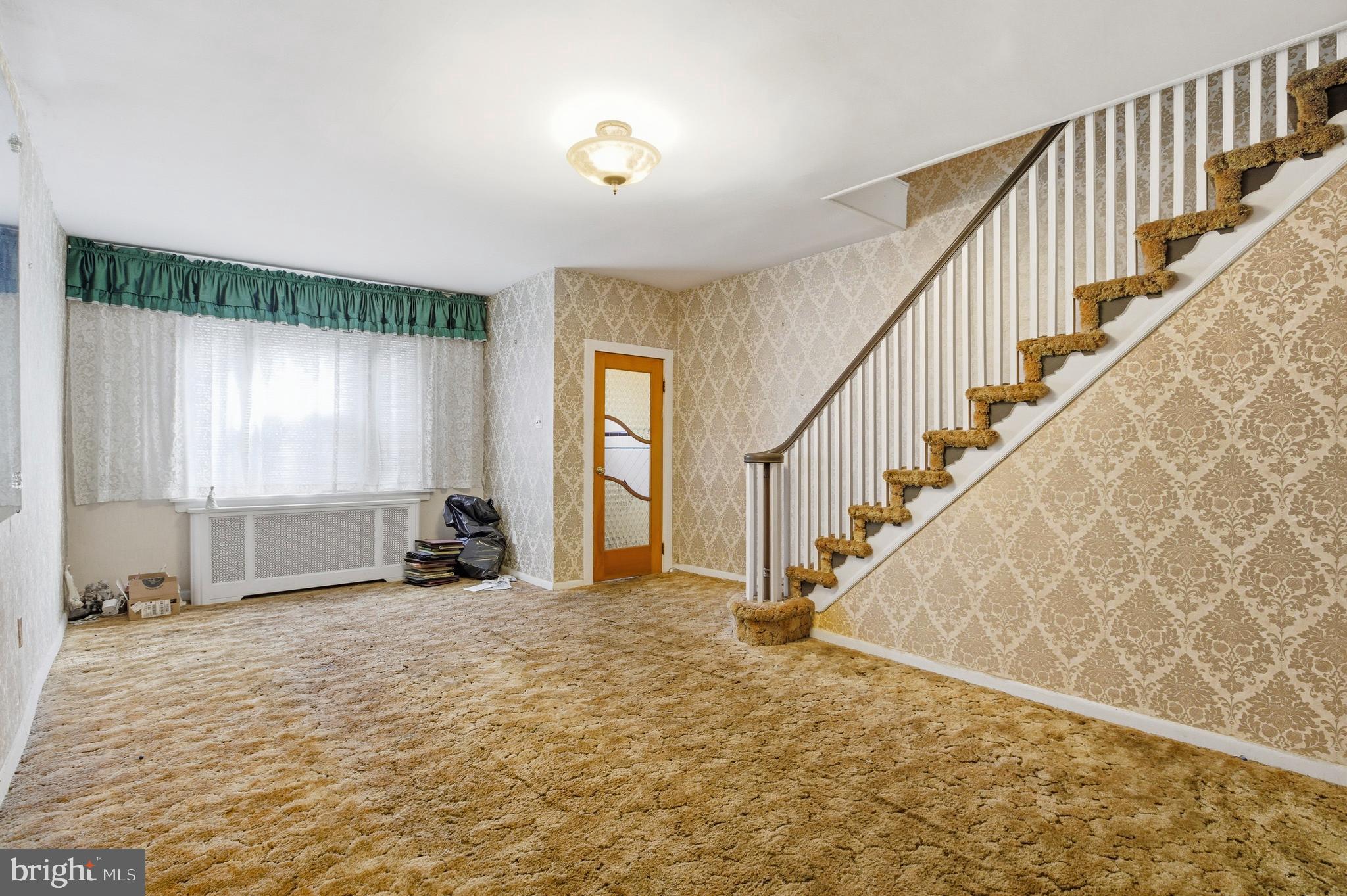 QUEEN VILLAGE - Residential