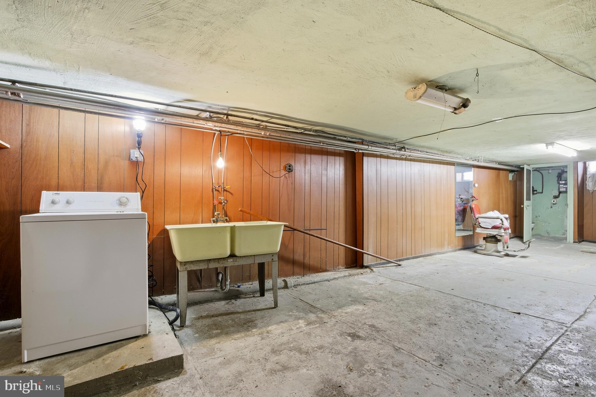 QUEEN VILLAGE - Residential