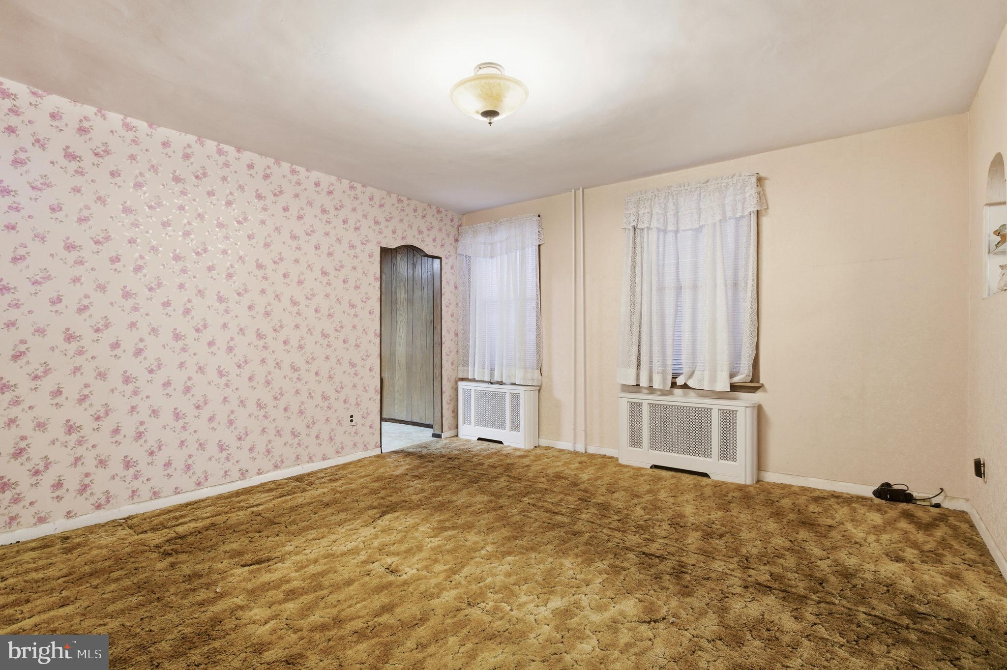 QUEEN VILLAGE - Residential