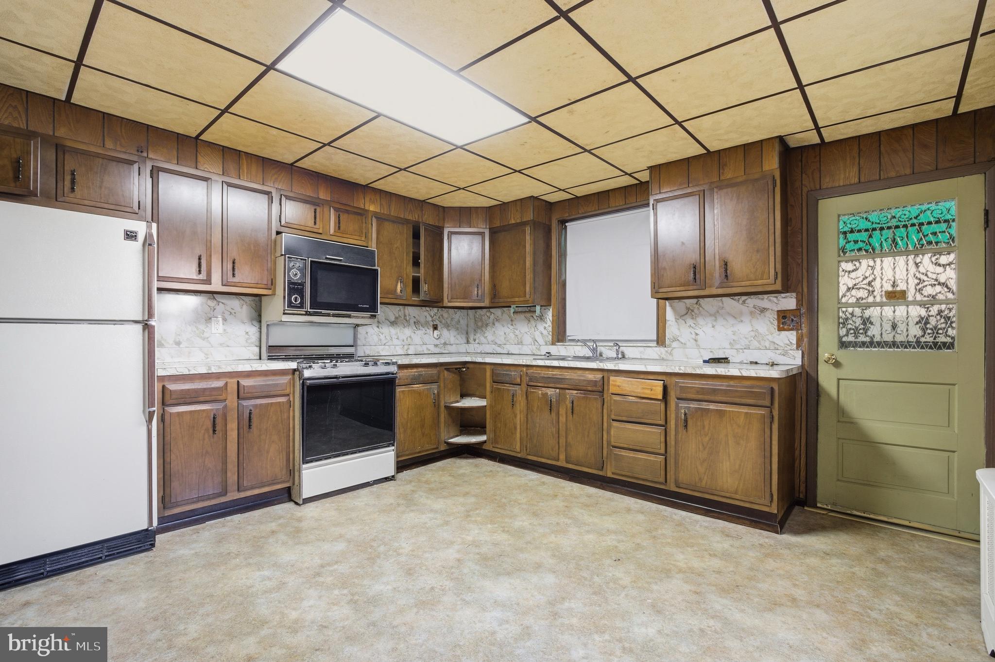 QUEEN VILLAGE - Residential