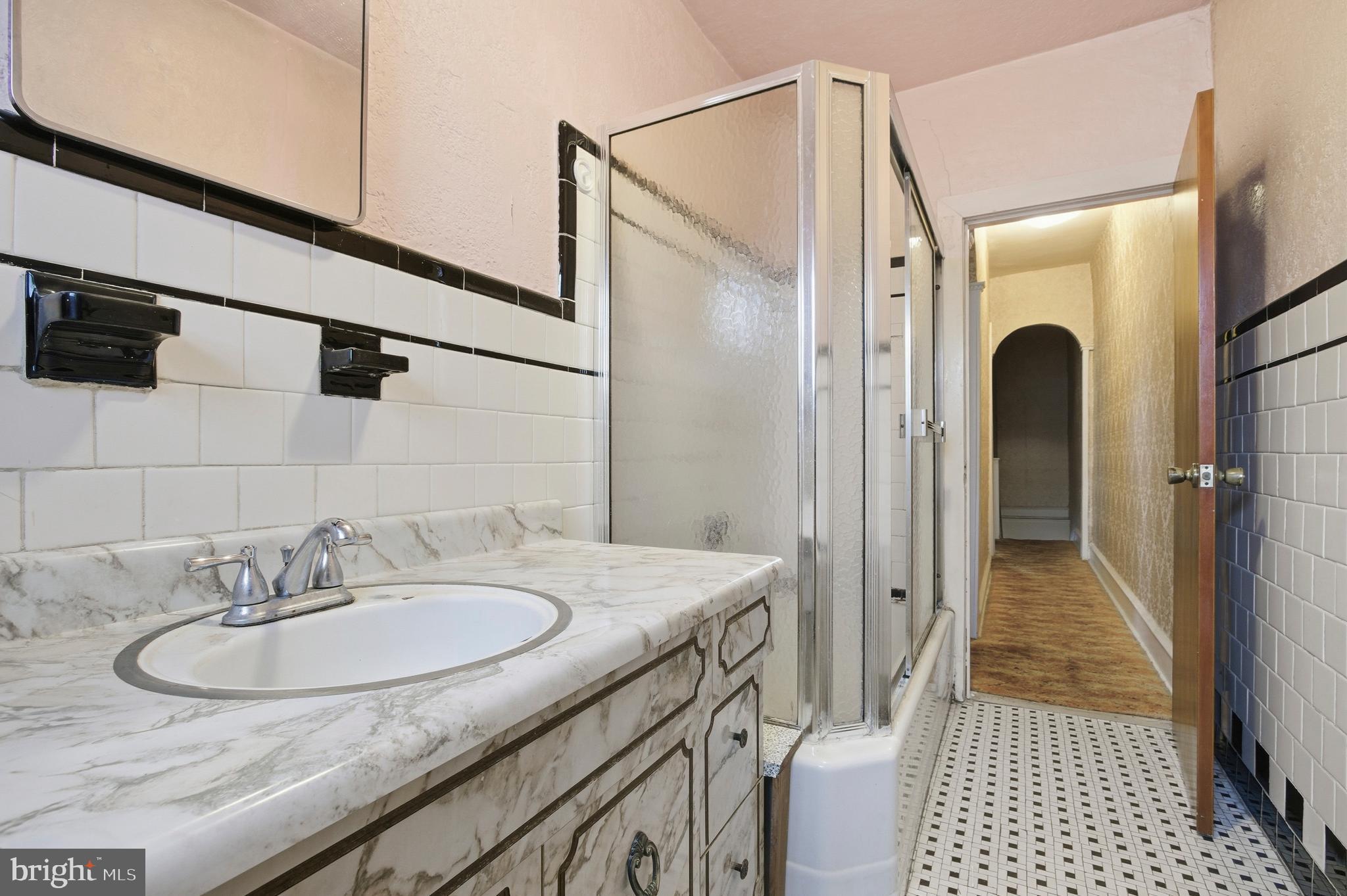 QUEEN VILLAGE - Residential