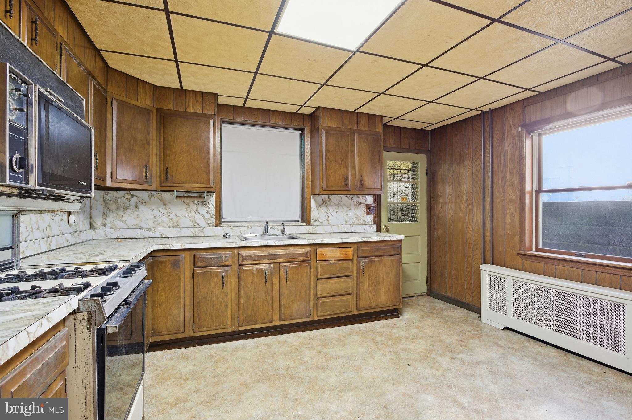 QUEEN VILLAGE - Residential