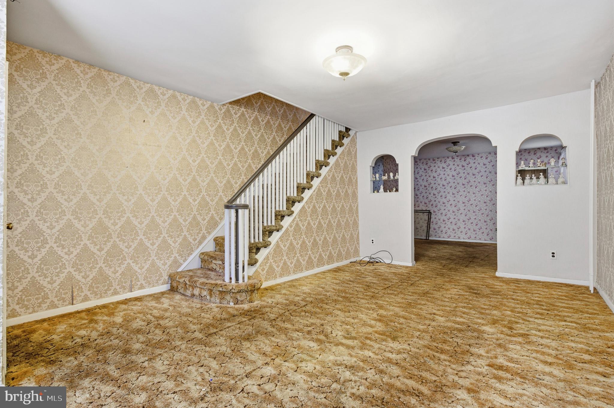 QUEEN VILLAGE - Residential