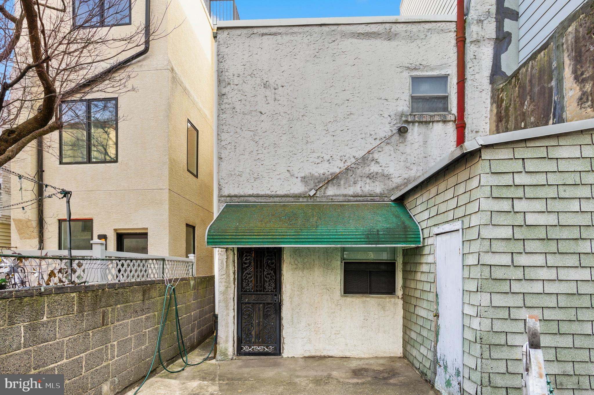 QUEEN VILLAGE - Residential