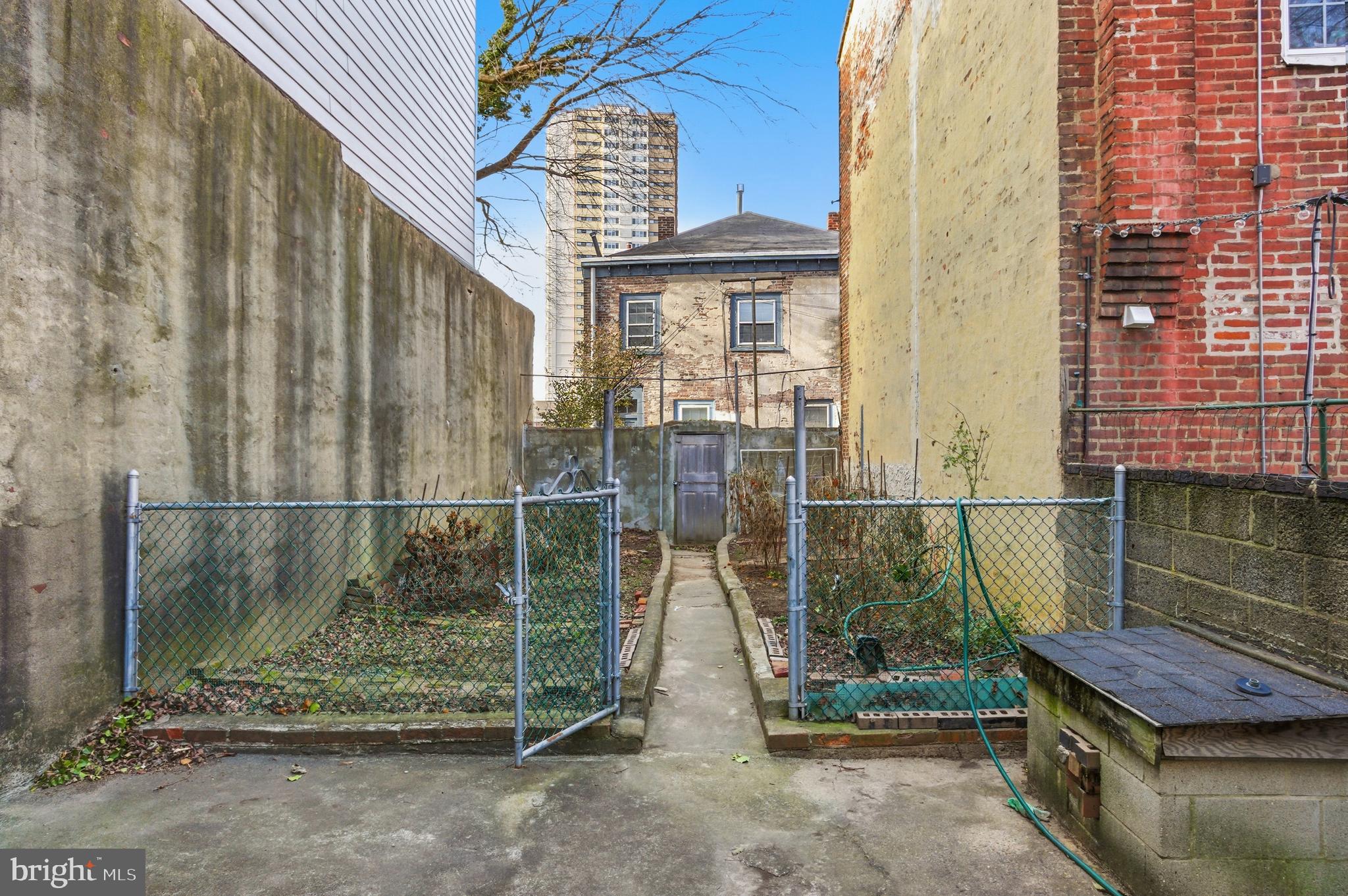 QUEEN VILLAGE - Residential