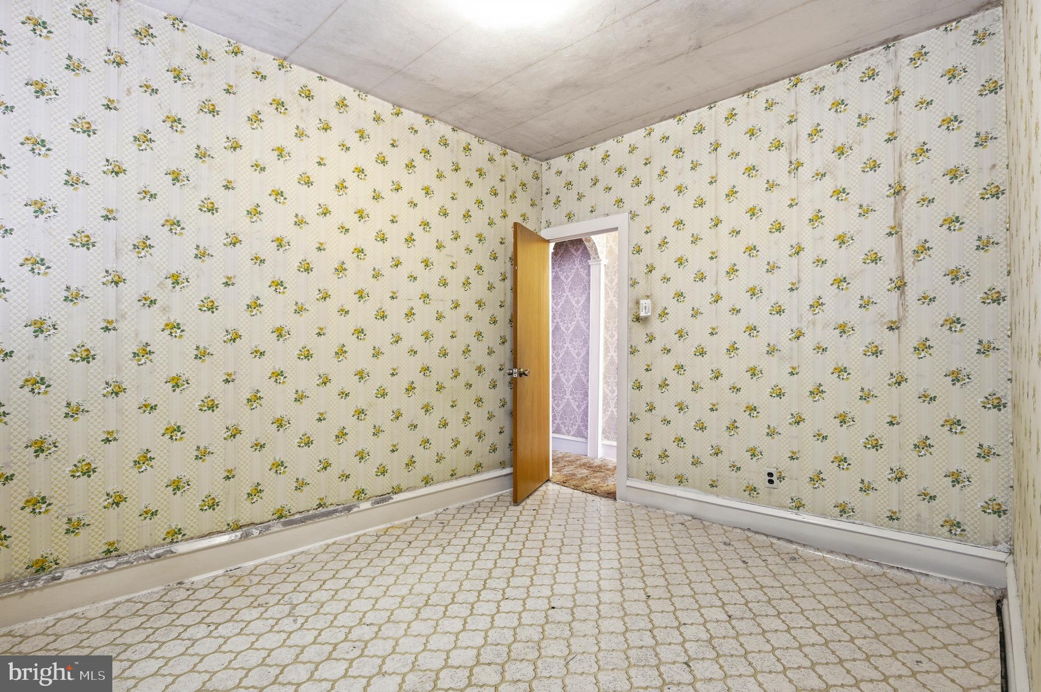 QUEEN VILLAGE - Residential