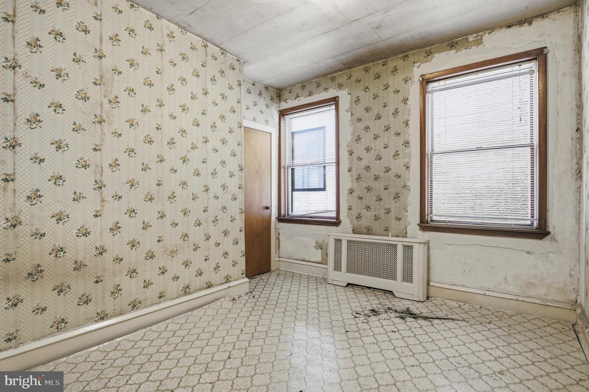 QUEEN VILLAGE - Residential