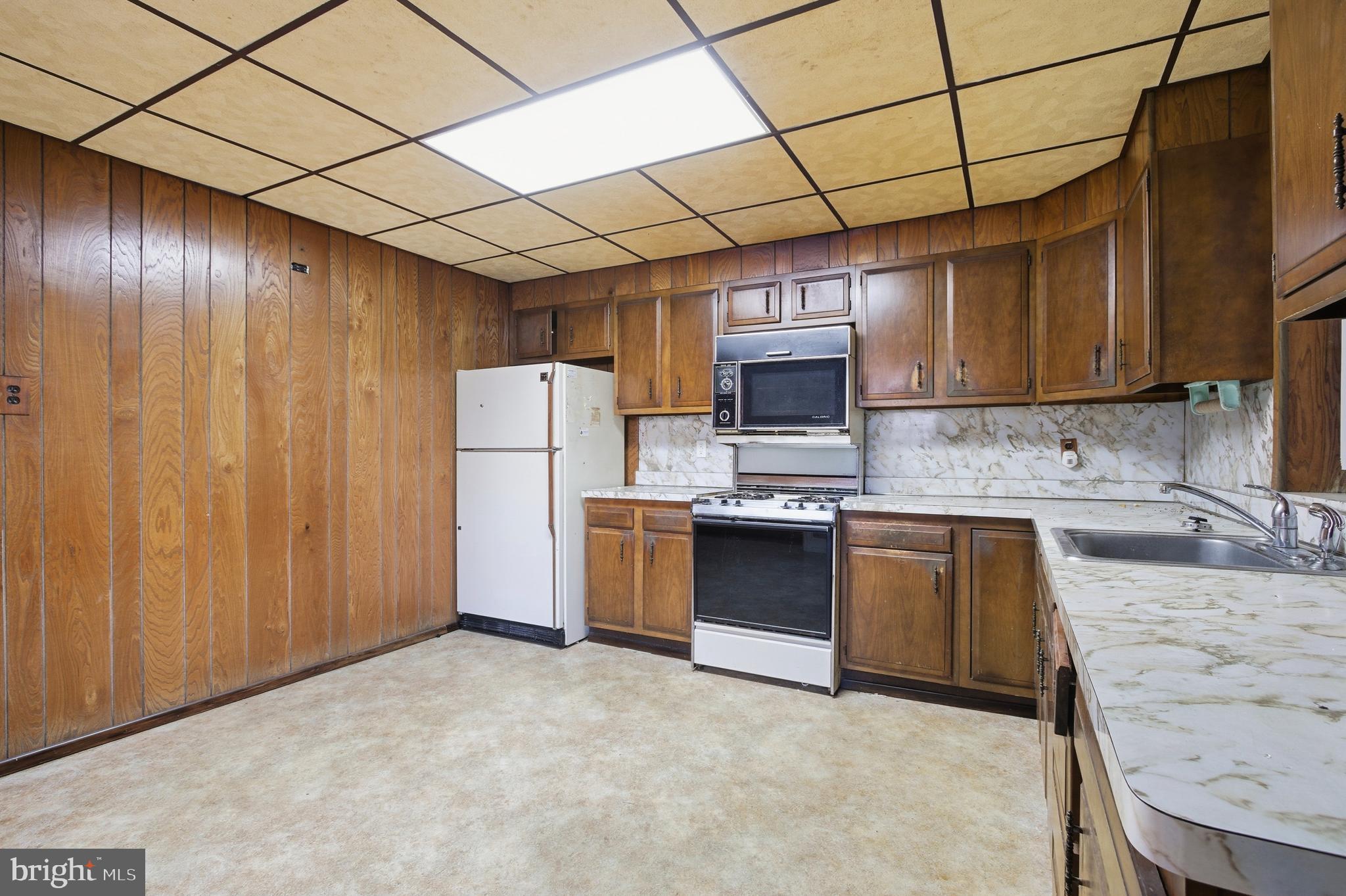 QUEEN VILLAGE - Residential