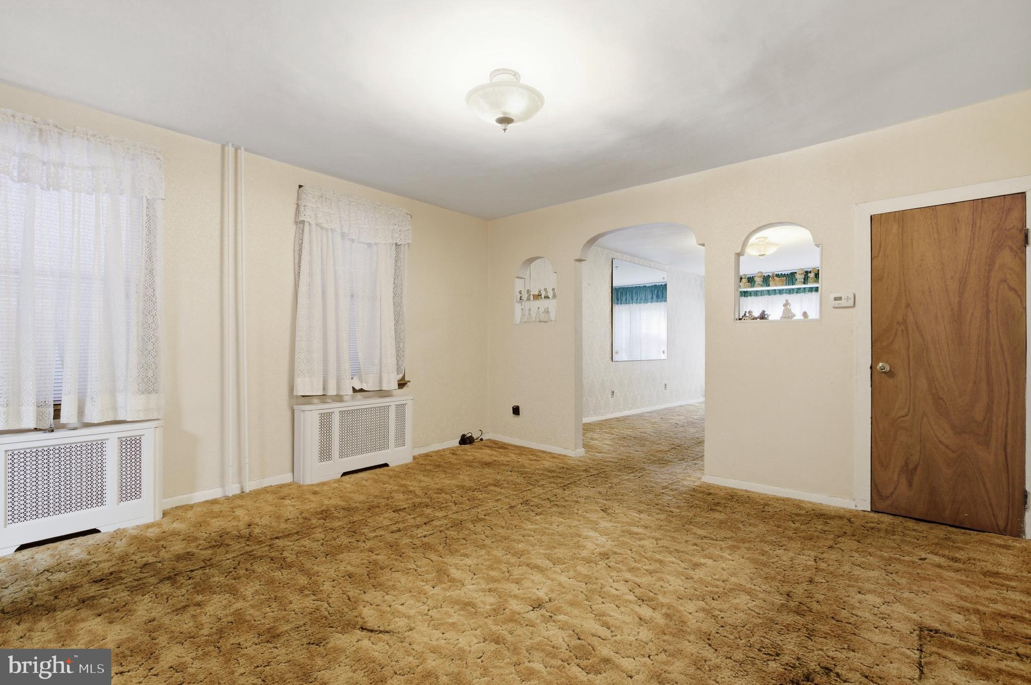 QUEEN VILLAGE - Residential